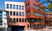 Die rot-braune Fassade des Medien- und Kommunikationszentrums Potsdam mit Holz-Aluminium Fenstern von innoline