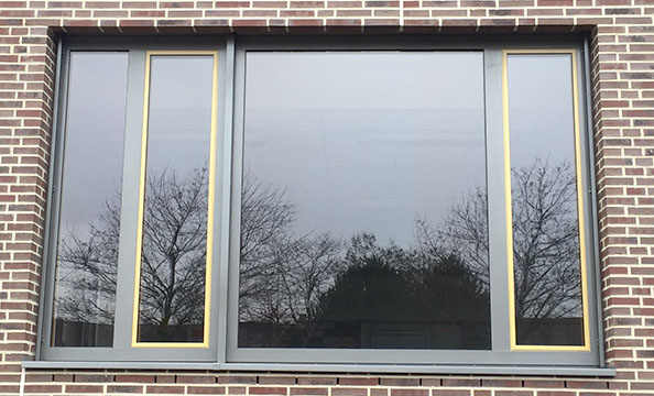 Das Gebäude der ÖPP Berufliche Schulen mit Holz-Aluminium Fenstern der Firma Innoline Fenster & Türen GmbH.